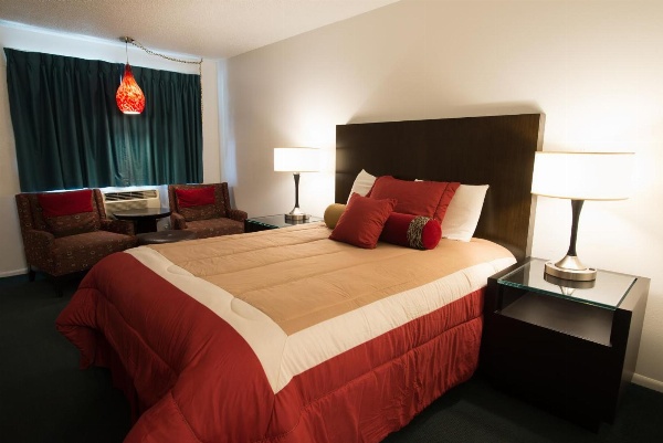 Cougar Land Motel image 1